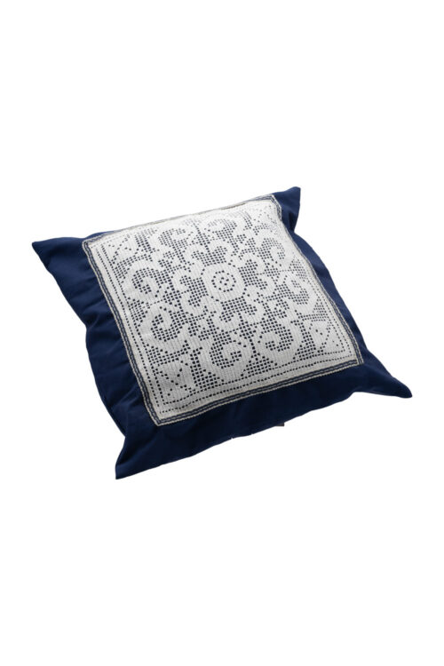 Cuscino con applicazione all'uncinetto fatto a mano col. blu